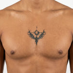 Tatuaggio semi-permanente INKON Abstract Angel Cross applicato su un uomo – design 4 x 4 in (9x9cm), aspetto realistico dell'inchiostro, dura 10 giorni
