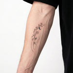Tatuaggio semi-permanente INKON Floral Moon Vine applicato su un uomo – design 3 x 4 in (6x11cm), aspetto realistico dell'inchiostro, dura 10 giorni