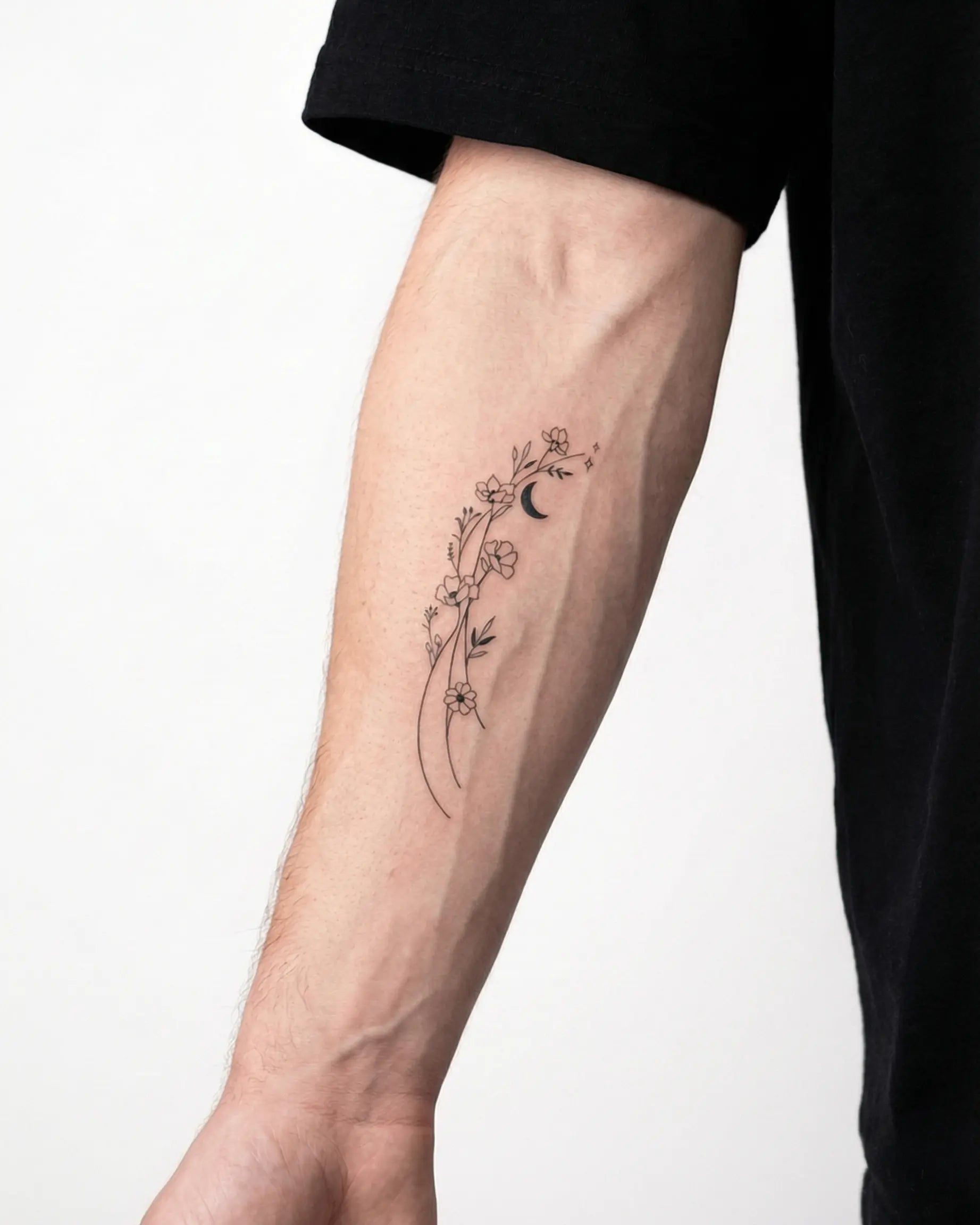 Tatuaggio semi-permanente INKON Floral Moon Vine applicato su un uomo – design 3 x 4 in (6x11cm), aspetto realistico dell'inchiostro, dura 10 giorni
