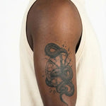 Tatuaggio semi-permanente INKON Serpente e Orologio in Frantumi applicato su un uomo – design 4 x 7 in (10x17cm), aspetto realistico dell'inchiostro, dura 10 giorni