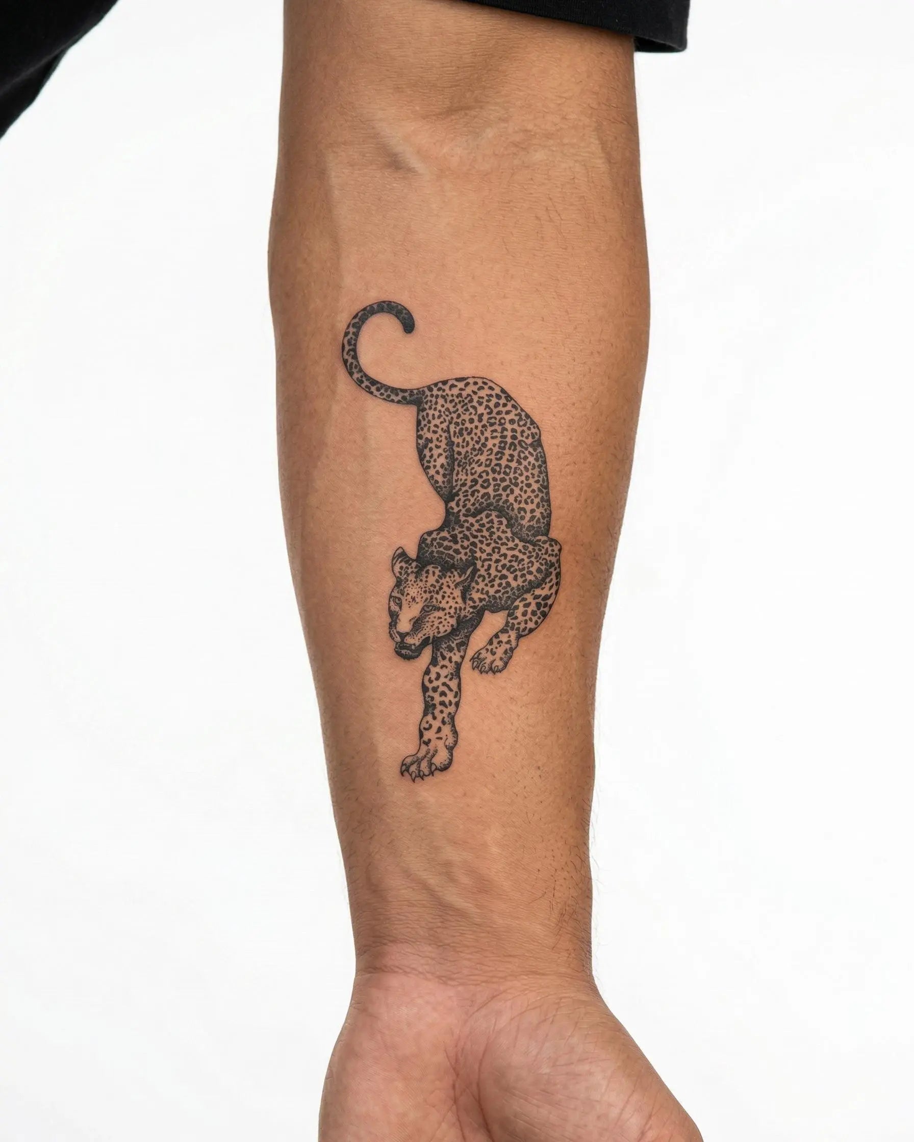 Tatuaggio semi-permanente INKON Leopardo in Agguato applicato su un uomo – design 4 x 4 in (9x9cm), aspetto realistico dell'inchiostro, dura 10 giorni