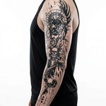 Tatuaggio semi-permanente INKON Dark Angel & Skull Totem applicato su un uomo – design 8 x 20 in (20x50cm), aspetto realistico dell'inchiostro, dura 10 giorni