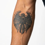 Tatuaggio semi-permanente INKON Eagle & Cross applicato su un uomo – design 3 x 4 in (7x10cm), aspetto realistico dell'inchiostro, dura 10 giorni