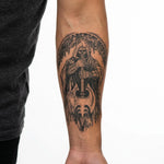 Tatuaggio semi-permanente INKON Tristo Mietitore e Ascia applicato su un uomo – design 4 x 7 in (10x17cm), aspetto realistico dell'inchiostro, dura 10 giorni