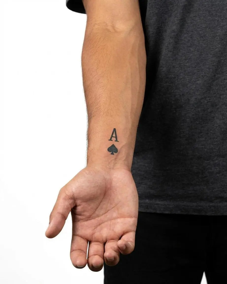 Tatuaggio semi-permanente INKON Ace of Spades applicato su un uomo – design 2 x 2 in (5x5cm), aspetto realistico dell'inchiostro, dura 10 giorni