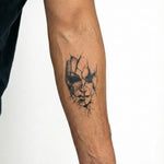 Tatuaggio semi-permanente INKON Cracked Face applicato su un uomo – design 3 x 4 in (7x10cm), aspetto realistico dell'inchiostro, dura 10 giorni