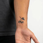 Tatuaggio semi-permanente INKON Cherries applicato su un uomo – design 2 x 2 in (5x5cm), aspetto realistico dell'inchiostro, dura 10 giorni