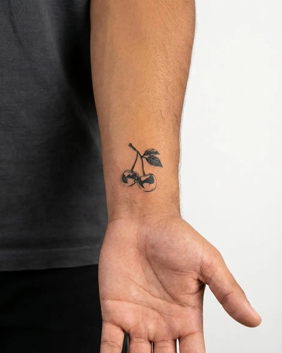 Tatuaggio semi-permanente INKON Cherries applicato su un uomo – design 2 x 2 in (5x5cm), aspetto realistico dell'inchiostro, dura 10 giorni