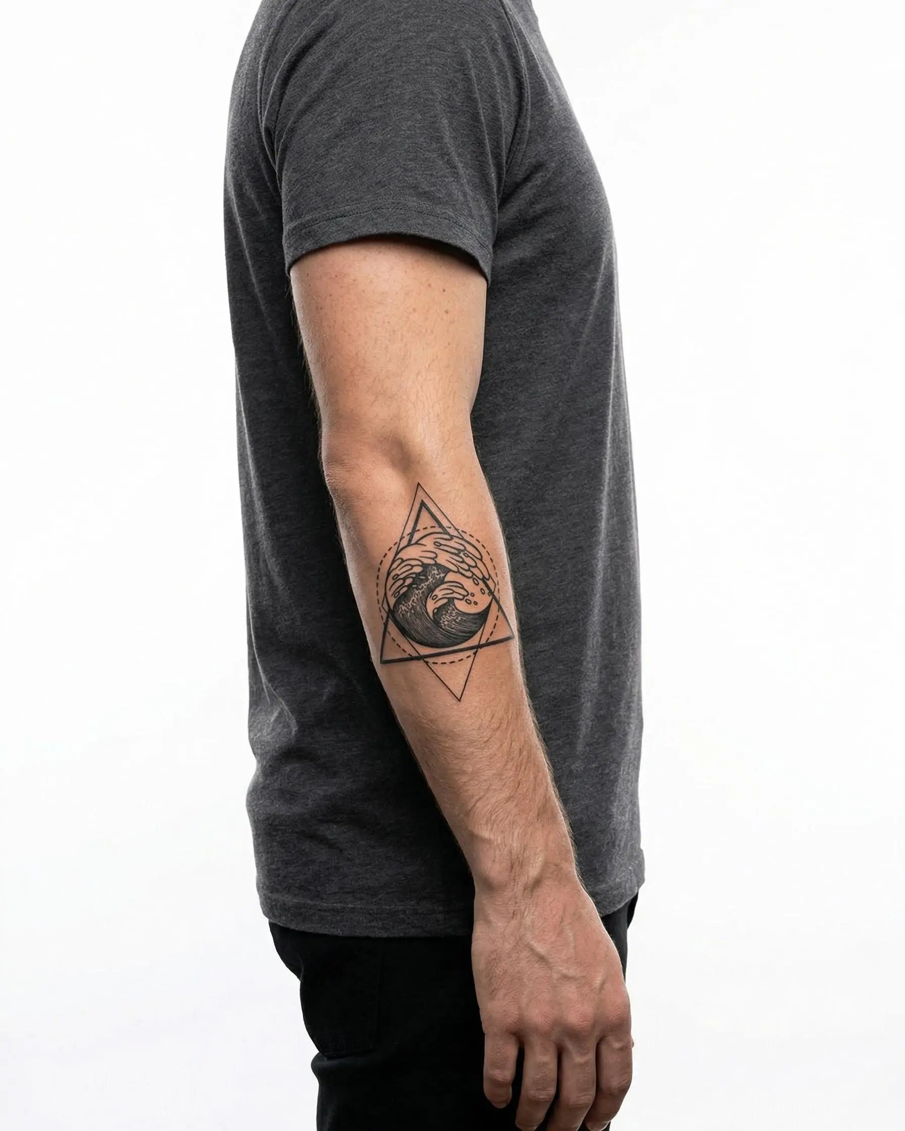 Tatuaggio semi-permanente INKON Geometric Wave applicato su un uomo – design 3 x 4 in (7x10cm), aspetto realistico dell'inchiostro, dura 10 giorni