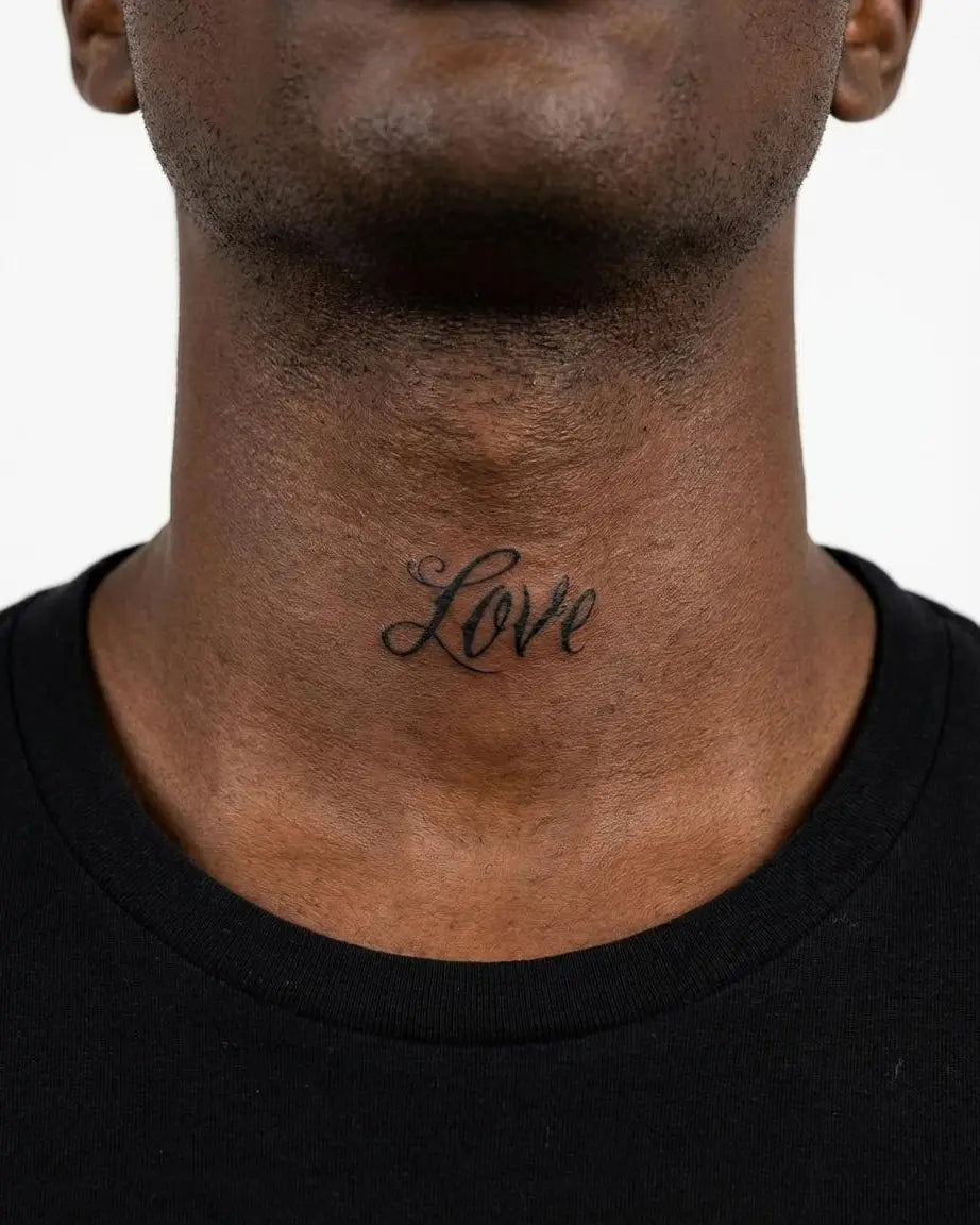 Tatuaggio semi-permanente INKON Love Script applicato su un uomo – design 2 x 2 in (5x5cm), aspetto realistico dell'inchiostro, dura 10 giorni