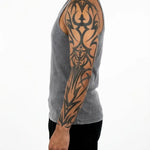 Tatuaggio semi-permanente INKON Gothic Tribal Symmetry applicato su un uomo – design 8 x 20 in (20x50cm), aspetto realistico dell'inchiostro, dura 10 giorni