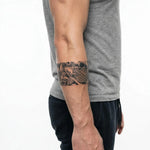 Tatuaggio semi-permanente INKON Pesce Koi e Onde di Loto applicato su un uomo – design 2 x 9 in (5x23cm), aspetto realistico dell'inchiostro, dura 10 giorni