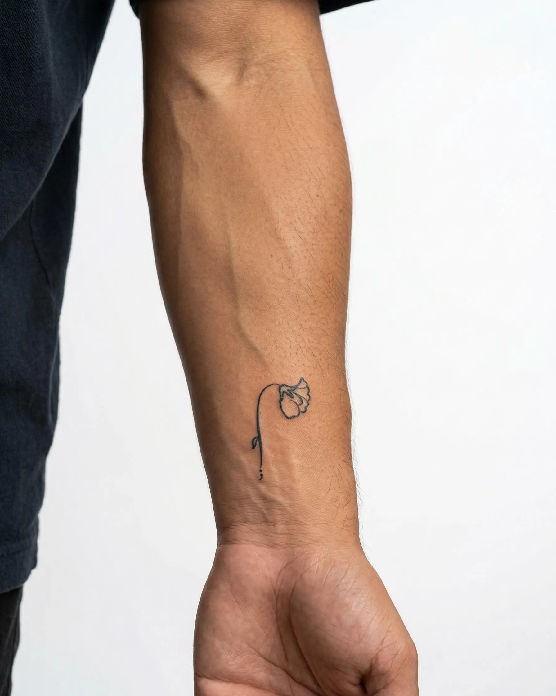 Tatuaggio semi-permanente INKON Semicolon Flower applicato su un uomo – design 2 x 2 in (5x5cm), aspetto realistico dell'inchiostro, dura 10 giorni