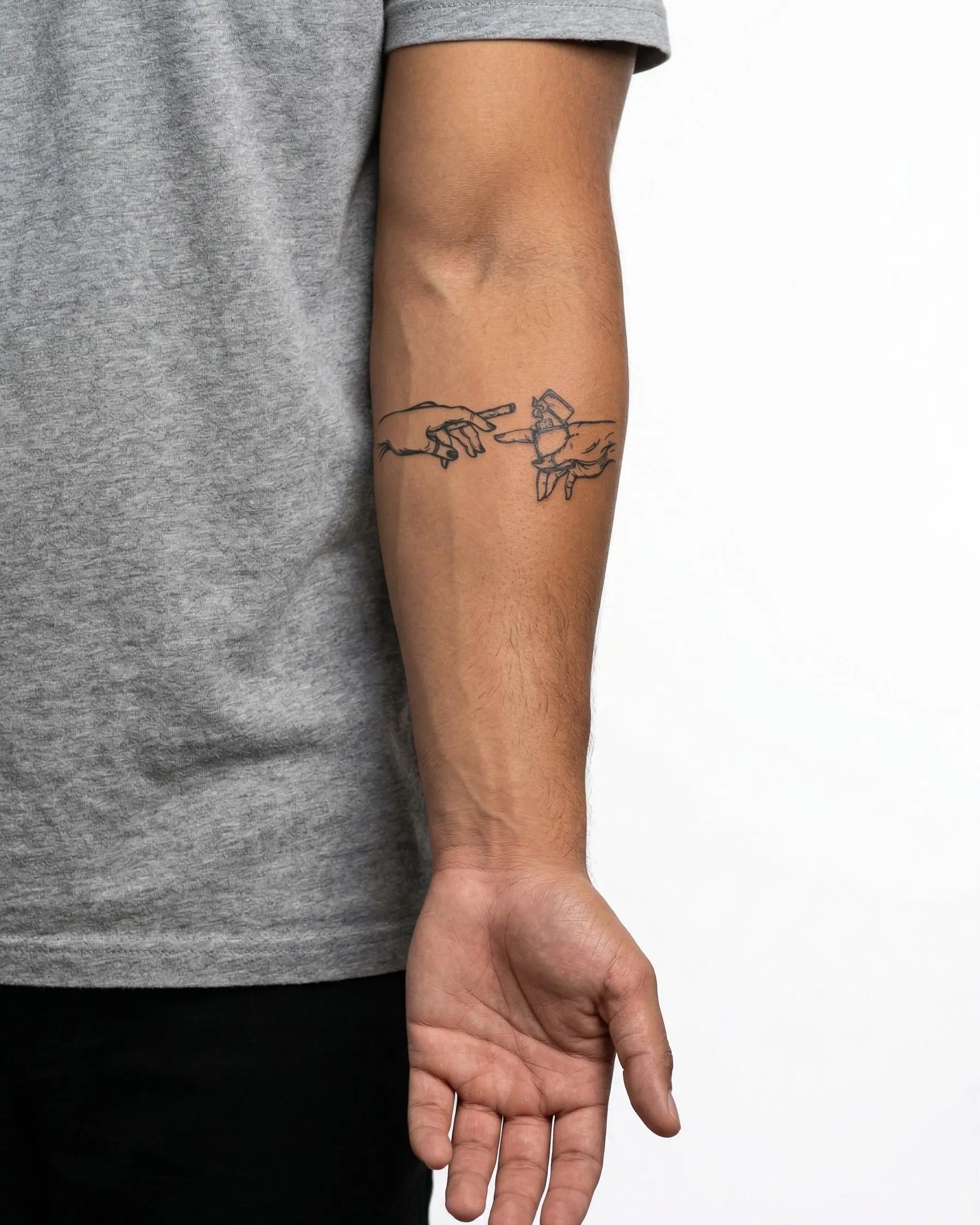 Tatuaggio semi-permanente INKON Mani con Accendino e Sigaretta applicato su un uomo – design 4 x 4 in (9x9cm), aspetto realistico dell'inchiostro, dura 10 giorni