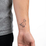 Tatuaggio semi-permanente INKON Little Duck applicato su un uomo – design 2 x 2 in (5x5cm), aspetto realistico dell'inchiostro, dura 10 giorni