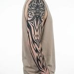 Tatuaggio semi-permanente INKON Tribal Owl Totem applicato su un uomo – design 8 x 20 in (20x50cm), aspetto realistico dell'inchiostro, dura 10 giorni