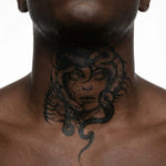 Tatuaggio semi-permanente INKON Medusa applicato su un uomo – design 4 x 7 in (10x17cm), aspetto realistico dell'inchiostro, dura 10 giorni