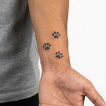 Tatuaggio semi-permanente INKON Paw Print Trail applicato su un uomo – design 2 x 2 in (5x5cm), aspetto realistico dell'inchiostro, dura 10 giorni