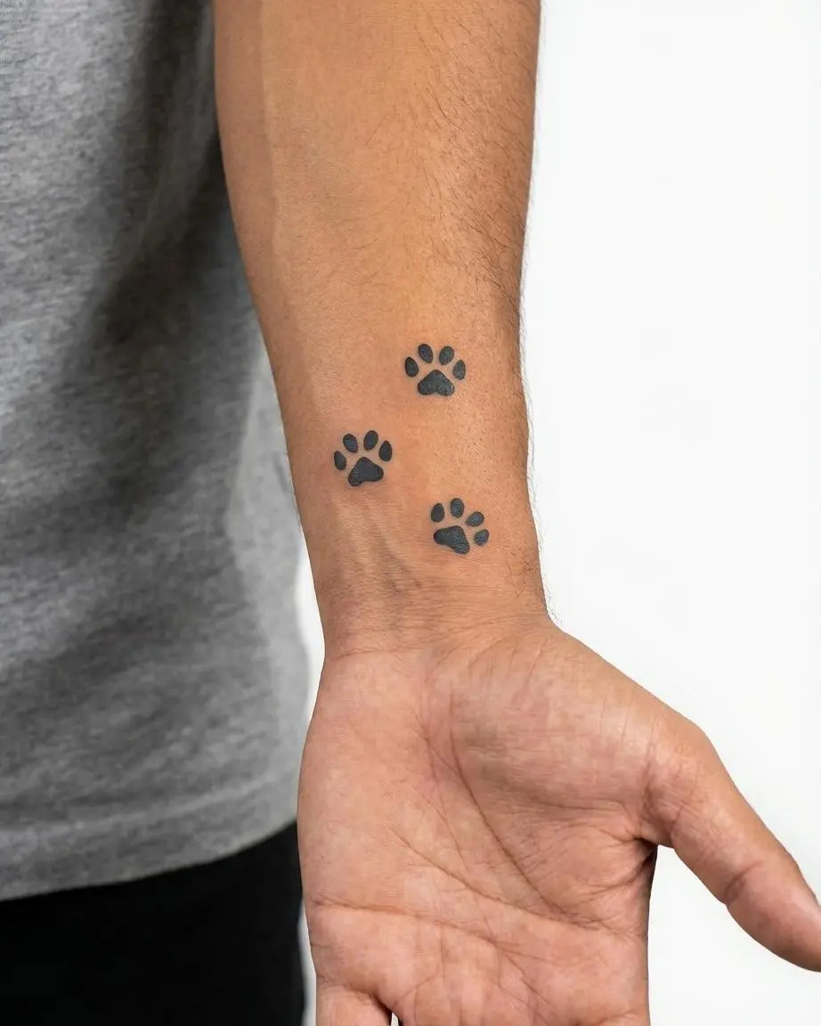 Tatuaggio semi-permanente INKON Paw Print Trail applicato su un uomo – design 2 x 2 in (5x5cm), aspetto realistico dell'inchiostro, dura 10 giorni