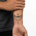Tatuaggio semi-permanente INKON Celestial Dragonfly applicato su un uomo – design 3 x 4 in (6x11cm), aspetto realistico dell'inchiostro, dura 10 giorni