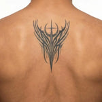Tatuaggio semi-permanente INKON Tribal Wings & Cross applicato su un uomo – design 4 x 8 in (11x21cm), aspetto realistico dell'inchiostro, dura 10 giorni