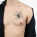 Tatuaggio semi-permanente INKON Shattered Glass Impact applicato su un uomo – design 4 x 4 in (9x9cm), aspetto realistico dell'inchiostro, dura 10 giorni