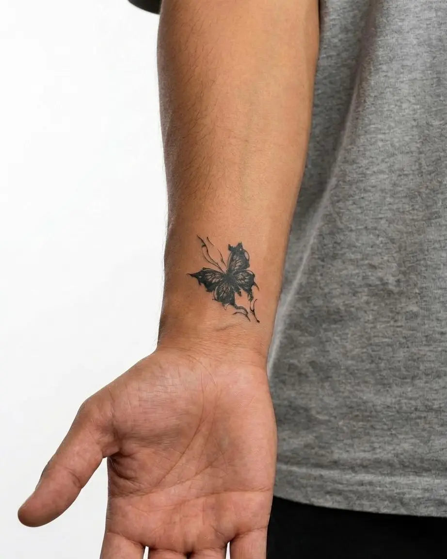 Tatuaggio semi-permanente INKON Ink Splash Butterfly applicato su un uomo – design 2 x 2 in (5x5cm), aspetto realistico dell'inchiostro, dura 10 giorni