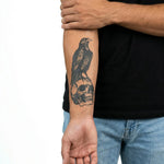 Tatuaggio semi-permanente INKON Corvo sul Teschio applicato su un uomo – design 4 x 7 in (10x17cm), aspetto realistico dell'inchiostro, dura 10 giorni