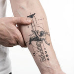 Tatuaggio semi-permanente INKON Cherub & Sacred Geometry applicato su un uomo – design 4 x 8 in (11x21cm), aspetto realistico dell'inchiostro, dura 10 giorni