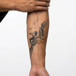 Tatuaggio semi-permanente INKON Fallen Angel & Quote applicato su un uomo – design 4 x 8 in (11x21cm), aspetto realistico dell'inchiostro, dura 10 giorni