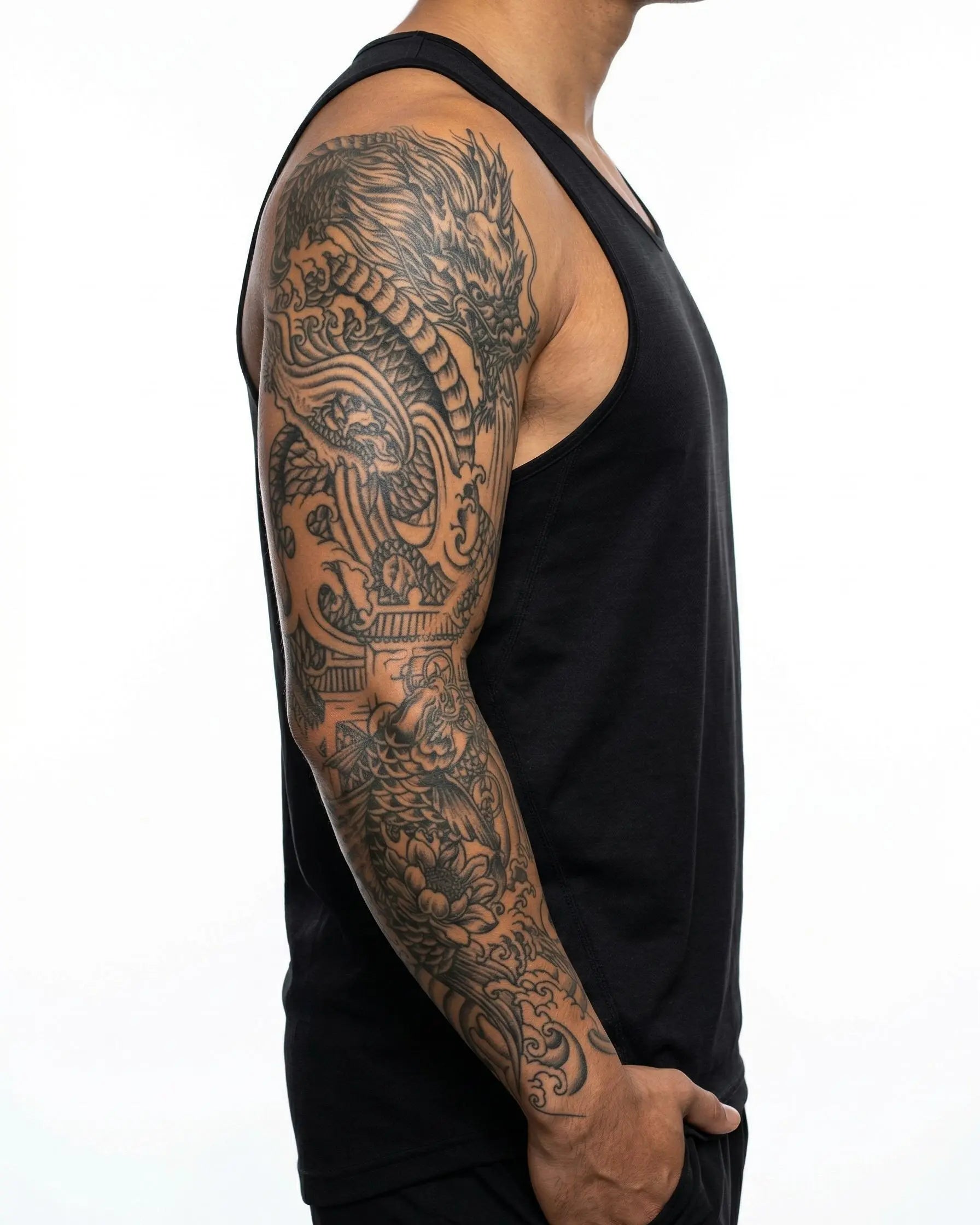 Tatuaggio semi-permanente INKON Dragon & Koi Fish applicato su un uomo – design 8 x 20 in (20x50cm), aspetto realistico dell'inchiostro, dura 10 giorni