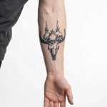 Tatuaggio semi-permanente INKON Bull Skull & Candles applicato su un uomo – design 4 x 4 in (9x9cm), aspetto realistico dell'inchiostro, dura 10 giorni