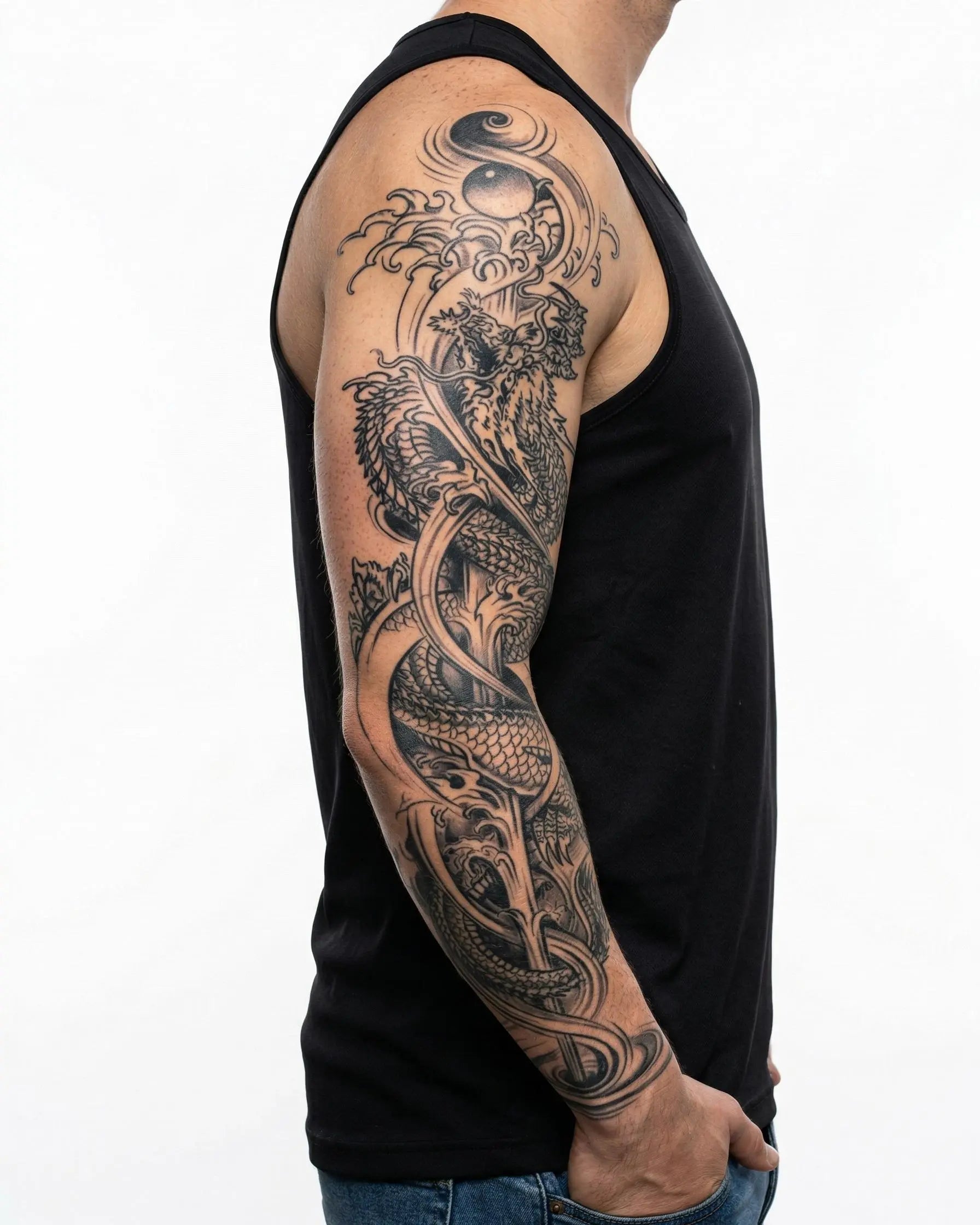 Tatuaggio semi-permanente INKON Twin Dragons & Yin Yang applicato su un uomo – design 8 x 20 in (20x50cm), aspetto realistico dell'inchiostro, dura 10 giorni
