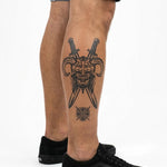 Tatuaggio semi-permanente INKON Guerriero Vichingo e Spade applicato su un uomo – design 4 x 7 in (10x17cm), aspetto realistico dell'inchiostro, dura 10 giorni