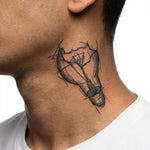 Tatuaggio semi-permanente INKON Broken Light Bulb applicato su un uomo – design 3 x 4 in (7x10cm), aspetto realistico dell'inchiostro, dura 10 giorni