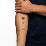 Tatuaggio semi-permanente INKON Celestial Starburst Trio applicato su un uomo – design 3 x 4 in (6x11cm), aspetto realistico dell'inchiostro, dura 10 giorni