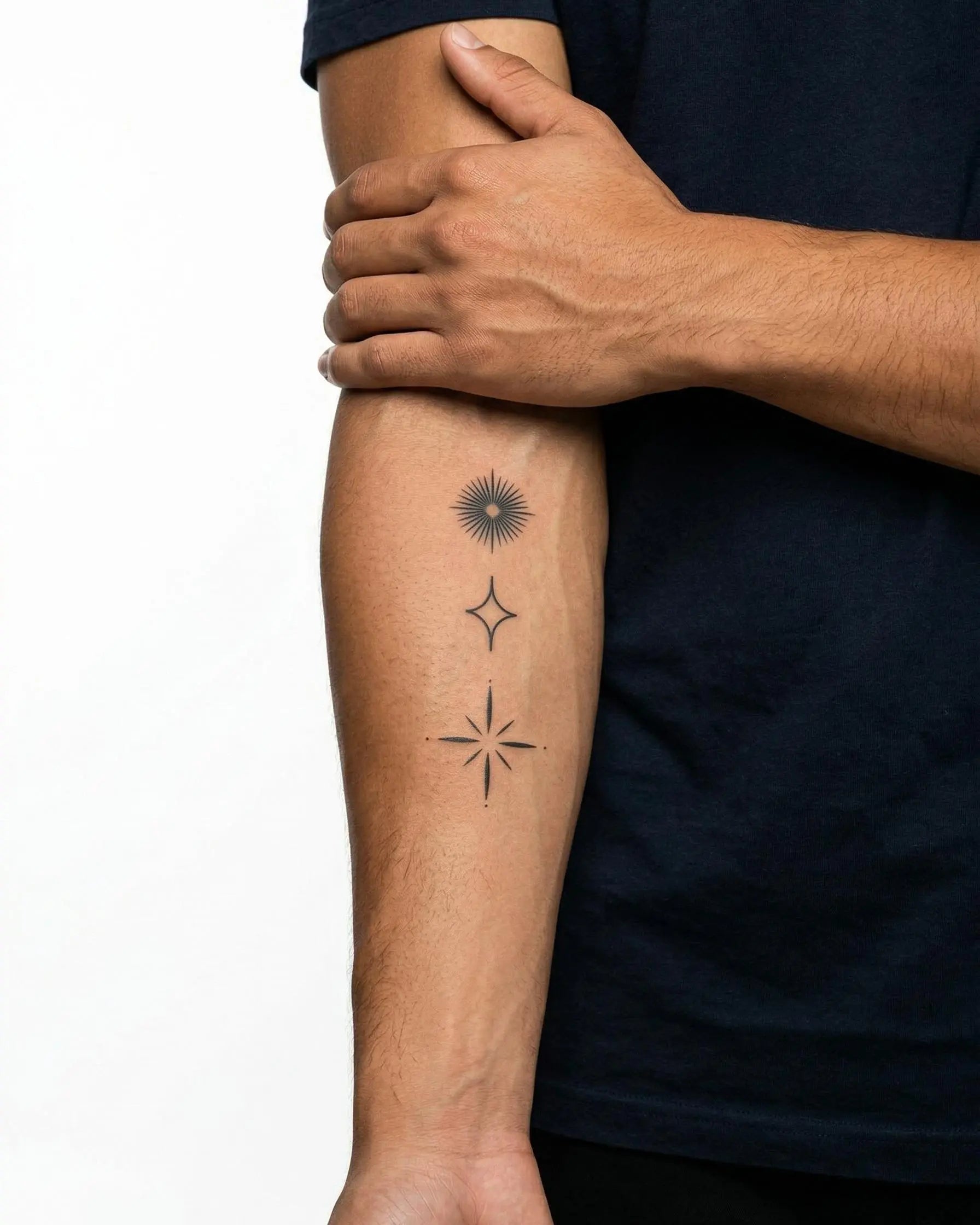 Tatuaggio semi-permanente INKON Celestial Starburst Trio applicato su un uomo – design 3 x 4 in (6x11cm), aspetto realistico dell'inchiostro, dura 10 giorni