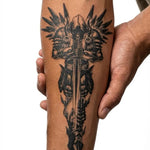 Tatuaggio semi-permanente INKON Armored Knight & Sword applicato su un uomo – design 4 x 8 in (11x21cm), aspetto realistico dell'inchiostro, dura 10 giorni