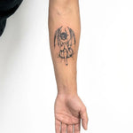Tatuaggio semi-permanente INKON Succubus applicato su un uomo – design 3 x 4 in (7x10cm), aspetto realistico dell'inchiostro, dura 10 giorni