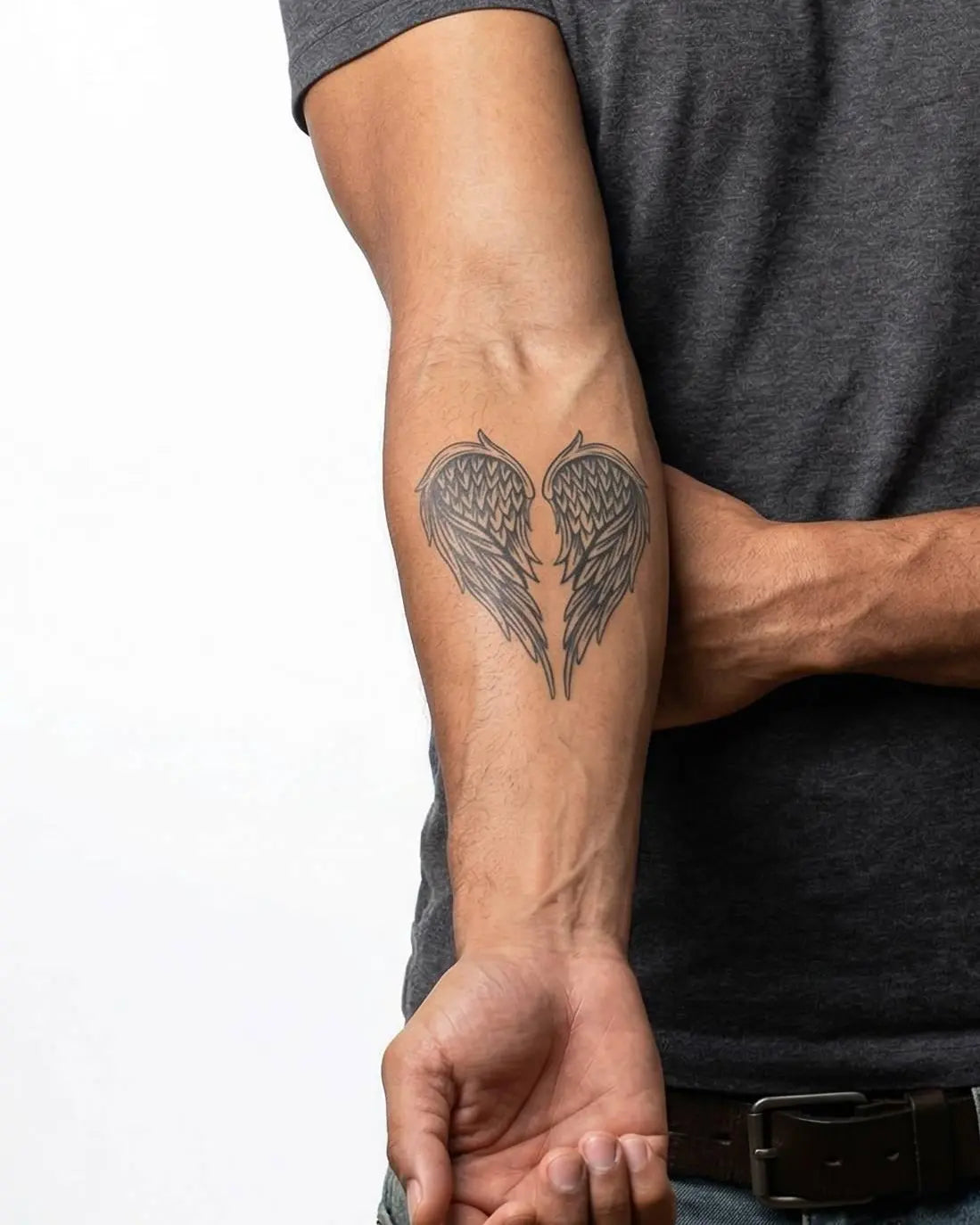 Tatuaggio semi-permanente INKON Angel Wings applicato su un uomo – design 3 x 4 in (7x10cm), aspetto realistico dell'inchiostro, dura 10 giorni
