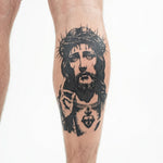 Tatuaggio semi-permanente INKON Cristo con Corona di Spine applicato su un uomo – design 4 x 7 in (10x17cm), aspetto realistico dell'inchiostro, dura 10 giorni