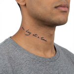 Tatuaggio semi-permanente INKON One Day at a Time applicato su un uomo – design 3 x 4 in (6x11cm), aspetto realistico dell'inchiostro, dura 10 giorni