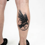 Tatuaggio semi-permanente INKON Corvo in Volo applicato su un uomo – design 4 x 7 in (10x17cm), aspetto realistico dell'inchiostro, dura 10 giorni