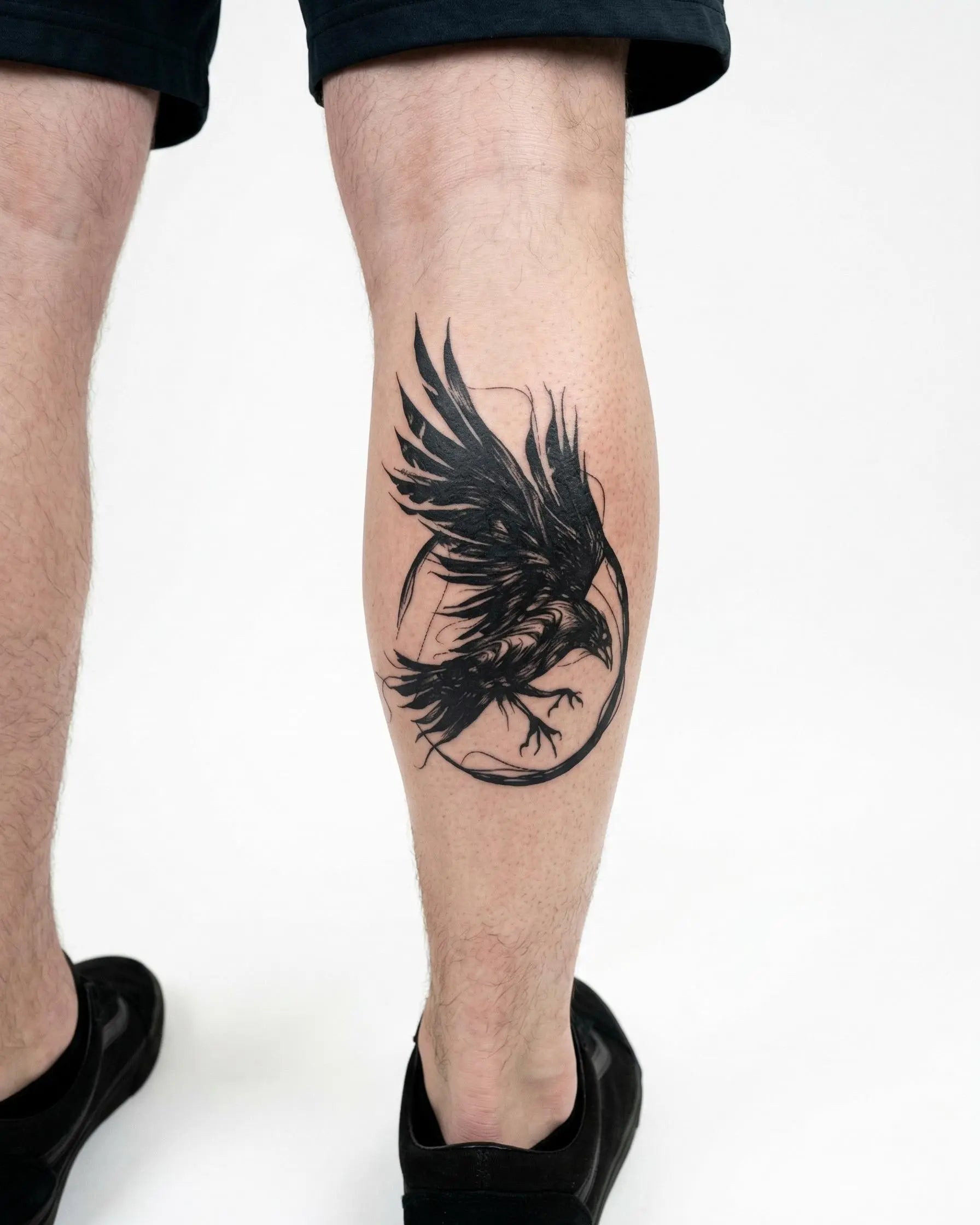 Tatuaggio semi-permanente INKON Corvo in Volo applicato su un uomo – design 4 x 7 in (10x17cm), aspetto realistico dell'inchiostro, dura 10 giorni