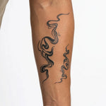 Tatuaggio semi-permanente INKON Volute di Fumo Astratte applicato su un uomo – design 4 x 7 in (10x17cm), aspetto realistico dell'inchiostro, dura 10 giorni