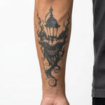 Tatuaggio semi-permanente INKON Lanterna del Demone applicato su un uomo – design 4 x 7 in (10x17cm), aspetto realistico dell'inchiostro, dura 10 giorni