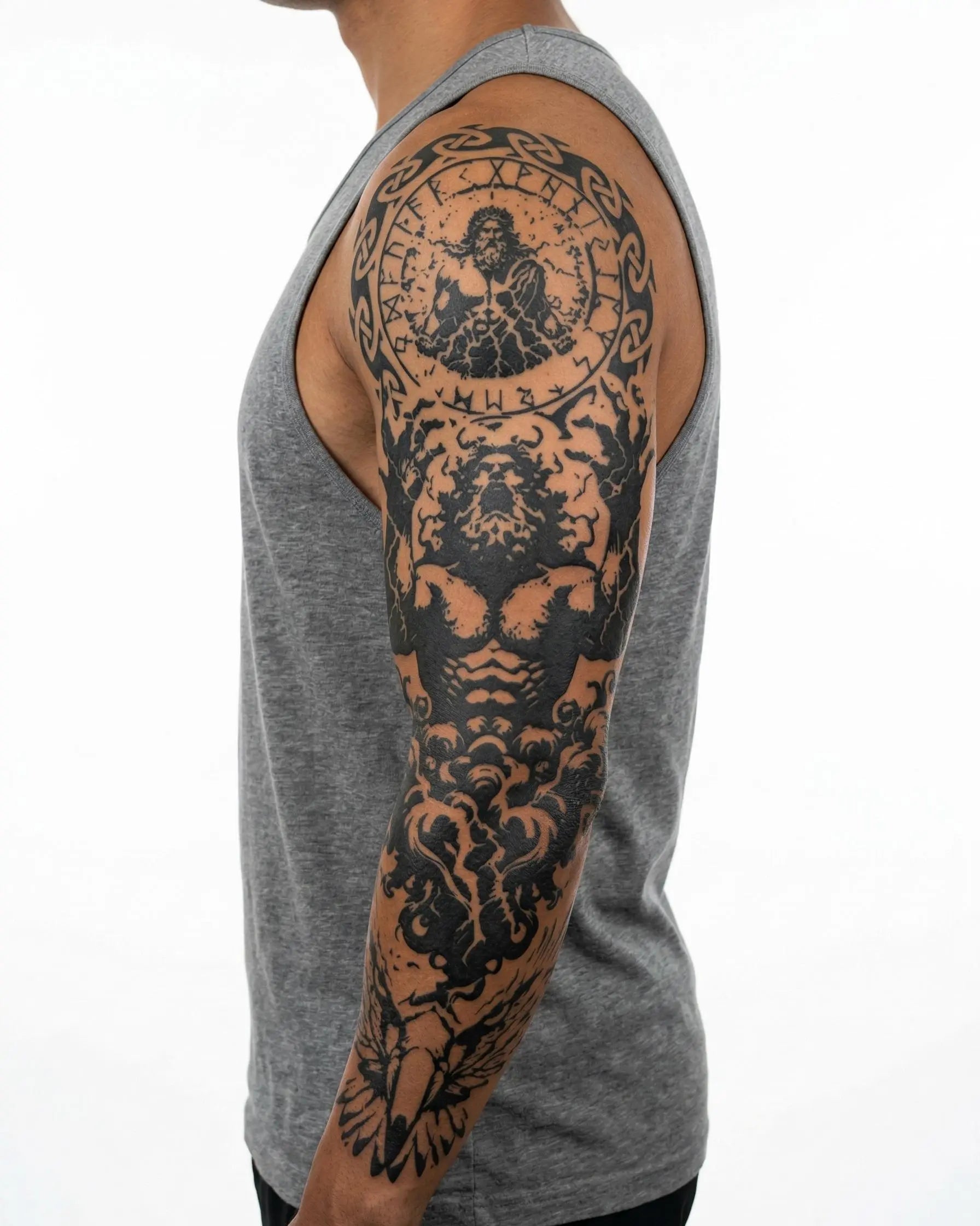 Tatuaggio semi-permanente INKON Atlas & Zodiac applicato su un uomo – design 8 x 20 in (20x50cm), aspetto realistico dell'inchiostro, dura 10 giorni