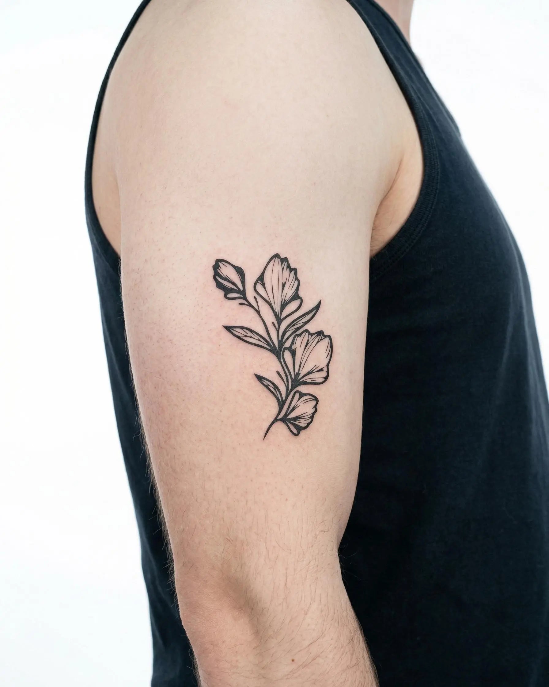Tatuaggio semi-permanente INKON Floral Branch applicato su un uomo – design 3 x 4 in (7x10cm), aspetto realistico dell'inchiostro, dura 10 giorni