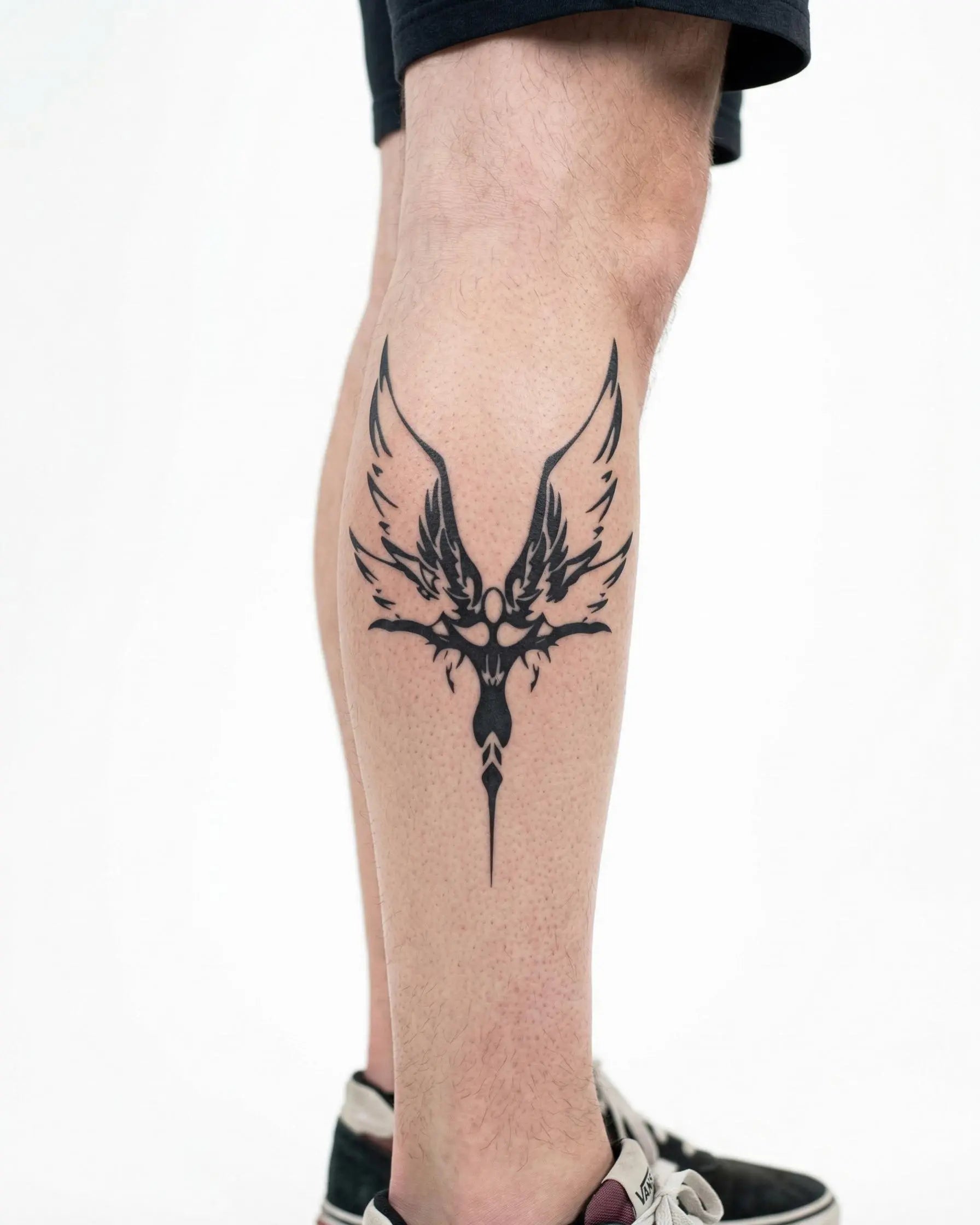 Tatuaggio semi-permanente INKON Fenice Tribale applicato su un uomo – design 4 x 7 in (10x17cm), aspetto realistico dell'inchiostro, dura 10 giorni