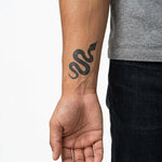 Tatuaggio semi-permanente INKON Serpent Silhouette applicato su un uomo – design 2 x 2 in (5x5cm), aspetto realistico dell'inchiostro, dura 10 giorni